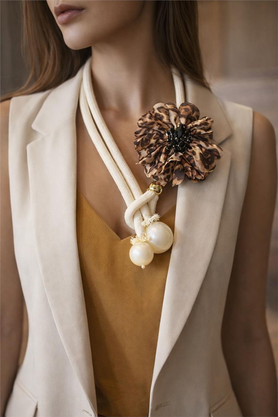 Tracy Leopar Desenli Çiçek Detaylı Halat Kordon Büyük İnci Kolye